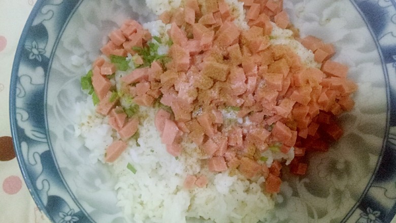 炸米饭团子,处理好的蒜苗 <a style='color:red;display:inline-block;' href='/shicai/ 437'>火腿肠</a>丁加到加热好的米饭里面,添加适量盐 十三香(喜欢吃辣的可以加些辣椒粉)