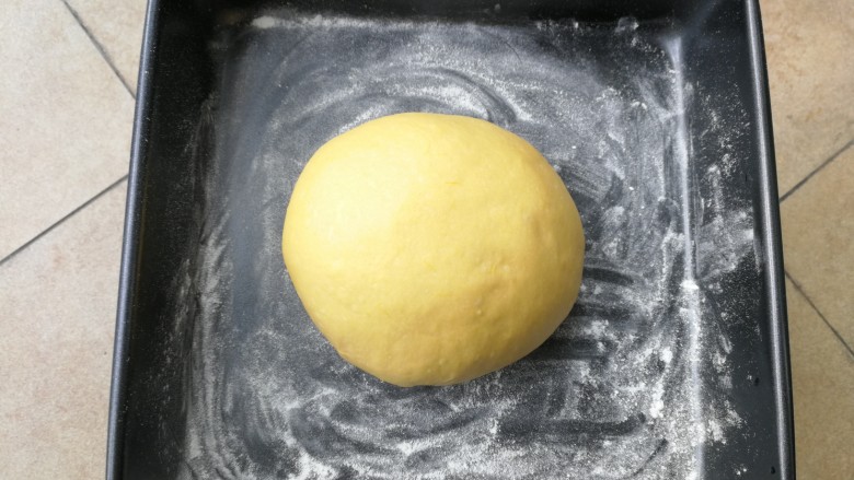 最爱面包+南瓜吐司,揉面完成后,将面团滚圆,放入撒了干粉防粘的烤盘里,加盖保鲜膜进行一发