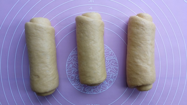 最爱面包+南瓜吐司,三个面团依次卷好,再次松弛10分钟