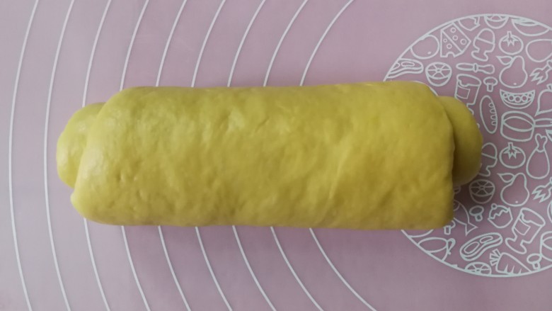 最爱面包+南瓜吐司,翻面后自上而下卷起,收口朝下放置
