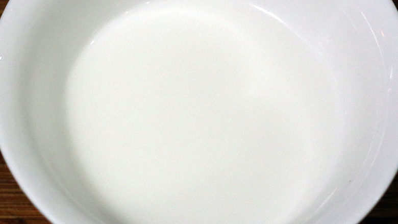 香汁排骨煲仔粉,取1小碗,倒入1茶匙生粉,加入半碗清水调成芡汁,备用