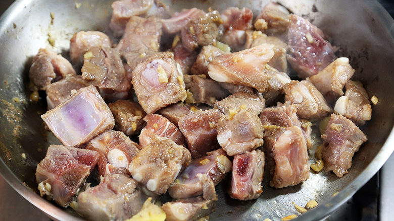 香汁排骨煲仔粉,倒入腌制好的排骨,快速翻炒