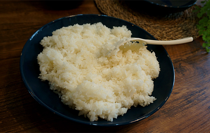 烤饭团子-----小孩挑食必备哦,煮好适量的米<a style='color:red;display:inline-block;' href='/shicai/ 10587'>饭</a>。冷得也行