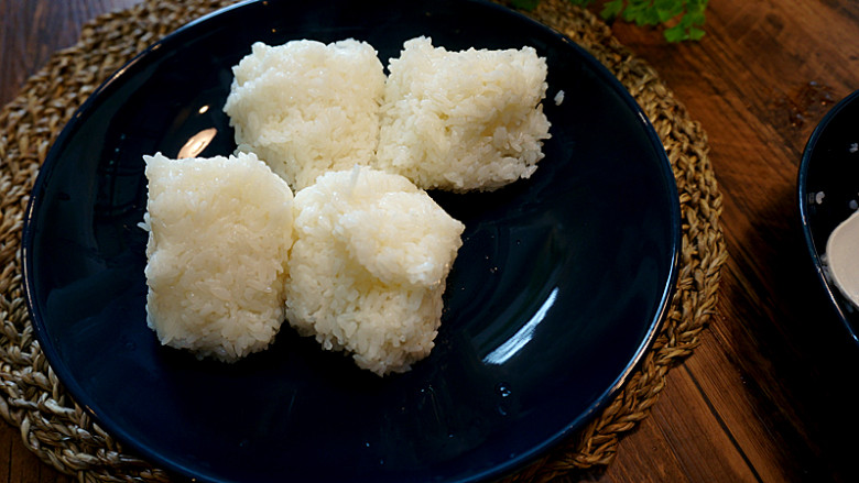 烤饭团子-----小孩挑食必备哦,如果是烫的就先分成一个个大小相等的团子先