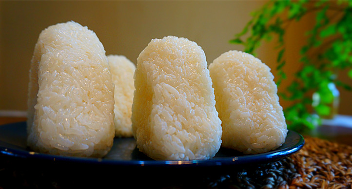 烤饭团子-----小孩挑食必备哦,弄好的一个个摆好