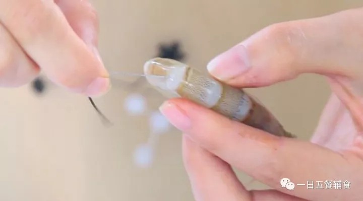 菠菜虾滑,虾洗净用牙签去虾线,去壳。