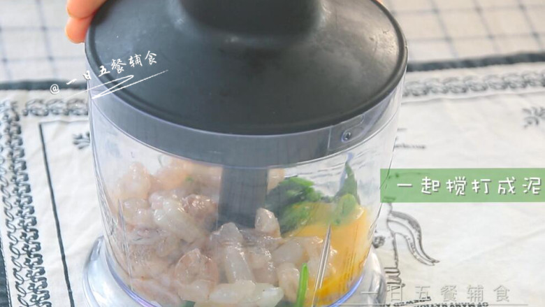 菠菜虾滑,虾、菠菜、1个蛋黄都加入料理机,一起搅打成泥。