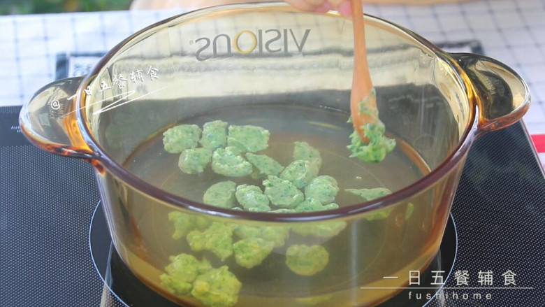 菠菜虾滑,锅中水烧开,用勺将菠菜虾肉一个个舀入锅中。