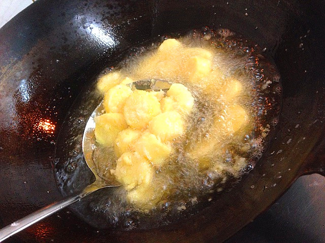 香辣日本豆腐,锅里放入适量油,烧至七成热,放入先前弄好的豆腐段
大约四分钟左右