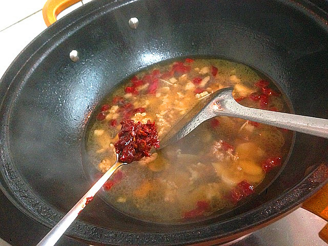 香辣日本豆腐, 一勺豆瓣酱,烧开,加入少许盐,鸡粉调味儿