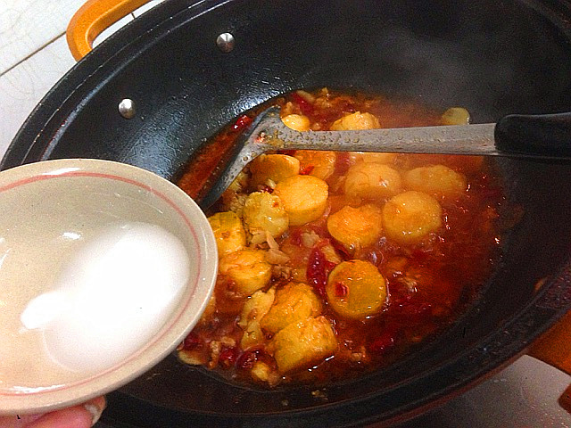 香辣日本豆腐, 适量水淀粉倒入,转大火收汁儿