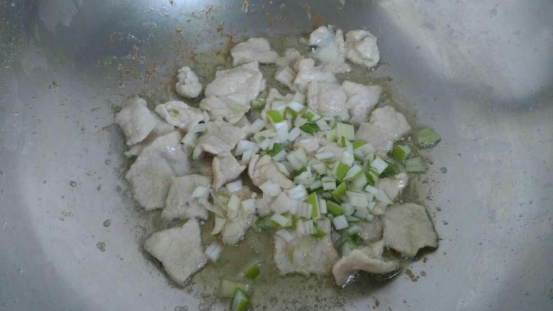 青椒胡萝卜炒肉片,放入葱花,翻炒均匀。
