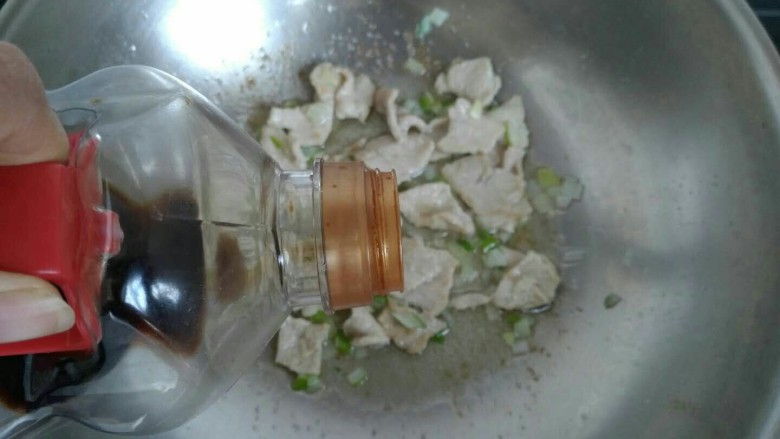 青椒胡萝卜炒肉片,加入适量<a style='color:red;display:inline-block;' href='/shicai/ 788'>生抽</a>,翻炒均匀。