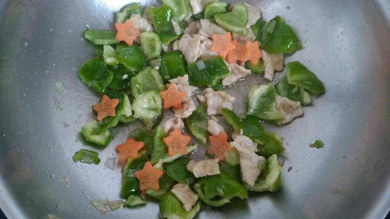 青椒胡萝卜炒肉片,放入青椒胡萝卜,翻炒均匀。