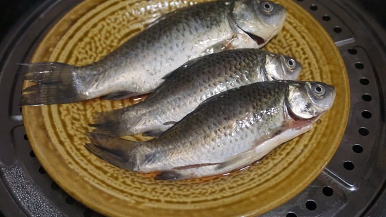 热拌鲫鱼,将鲫鱼清理干净,去除鱼鳞、鱼鳃和内脏,放入蒸锅内蒸熟
叨叨叨:鲫鱼不需要去腥,直接蒸熟即可