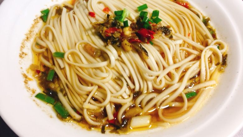 #一碗面#酸菜辣味早餐挂面,首先给朋友们看看近图,最近喜欢酸辣口的,今天看到活动,早上就吃了这一顿!