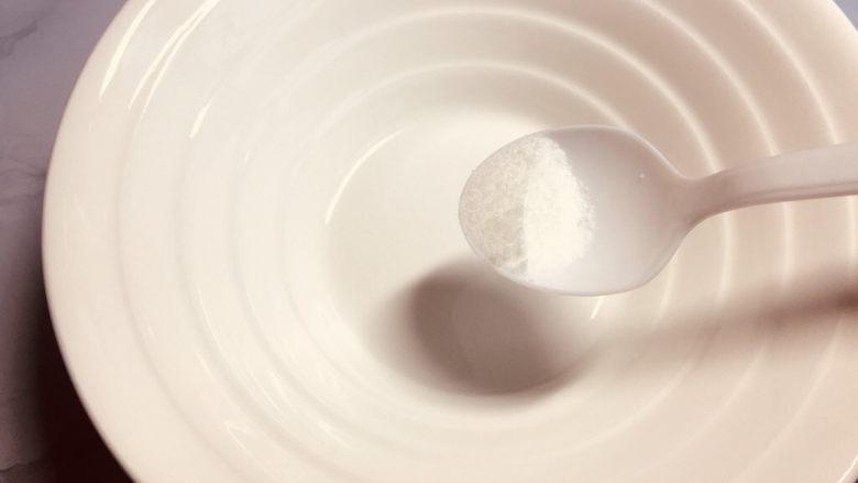 #一碗面#酸菜辣味早餐挂面,准备一个自己能吃多少放多少的碗,放小半勺的食用盐