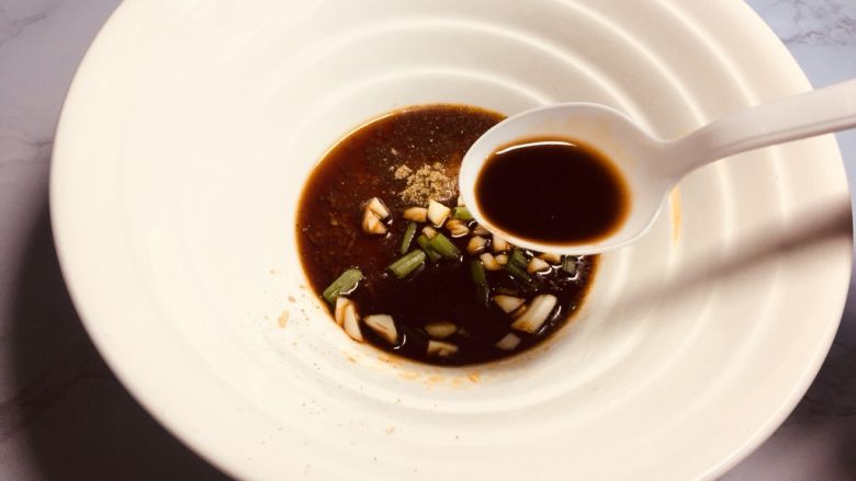 #一碗面#酸菜辣味早餐挂面,酸辣酸辣,要有酸嘛,咱们放入半勺<a style='color:red;display:inline-block;' href='/shicai/ 750'>陈醋</a>,其实我放了一勺呢!够酸!!