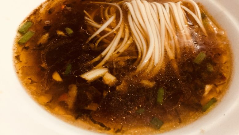 #一碗面#酸菜辣味早餐挂面,最后一步就是把煮好的面放进汤料里边,码的不好看哈哈
