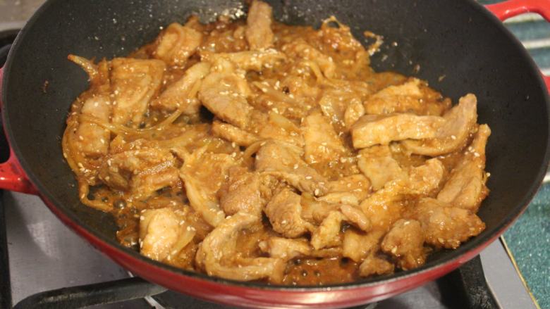 韩式烧肉,煮至猪肉变色变熟,有一些收汁。