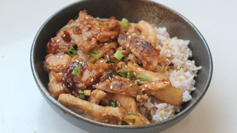 韩式烧肉,盛一碗热饭,铺上烧肉和酱汁,软嫩的猪肉和微辣醇味的酱汁,配上白饭,美味!