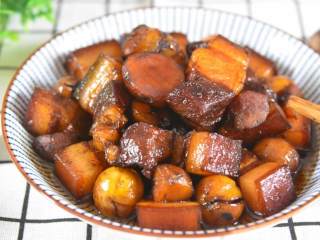 手把手教你做肥而不腻的“板栗红烧肉”，看着都流口水！