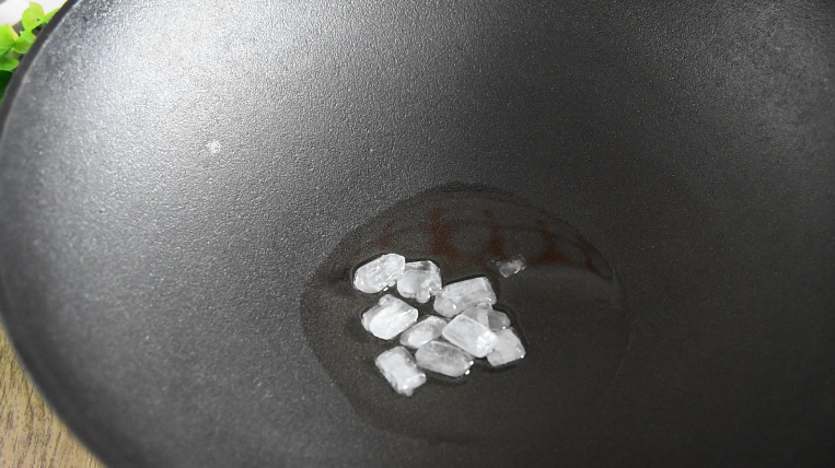 手把手教你做肥而不腻的“板栗红烧肉”,看着都流口水!,锅中倒入少许油,放入20g冰糖,炒至融化