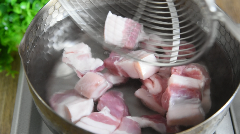 手把手教你做肥而不腻的“板栗红烧肉”,看着都流口水!,冷水下五花肉,变色后捞出备用