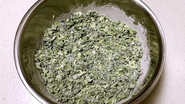 白菜丸子,搅拌均匀,让白菜丝均匀的裹上一层面粉