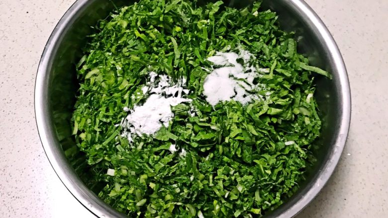 白菜丸子,在白菜丝中加入面碱,用手揉搓5分钟左右