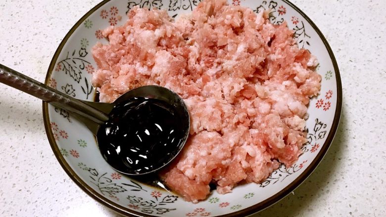 白菜丸子,加入<a style='color:red;display:inline-block;' href='/shicai/ 721'>蚝油</a>,葱末和精盐