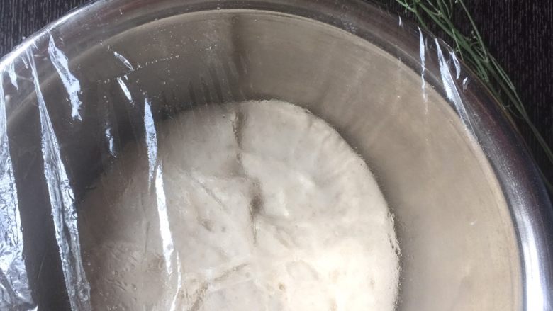 提子软欧包(中种法),盖上保鲜膜室温26度发酵半小时(冬天室温不够,我是将烤箱调至26度放在烤箱发酵的,室温够的话最好还是室温发酵)