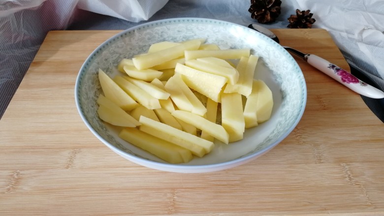 腊肠炒土豆条蒜苔,<a style='color:red;display:inline-block;' href='/shicai/ 23'>土豆</a>切条,要均匀。