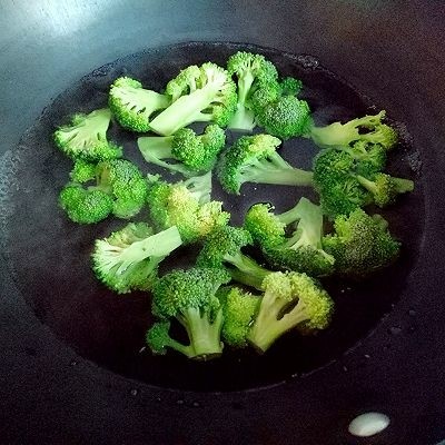 西蓝花焗虾仁,将西蓝花切小朵,之后焯水,锅中加入水,大火烧开后把切好的西蓝花加入,大火1-2分钟捞出立即过冷水。