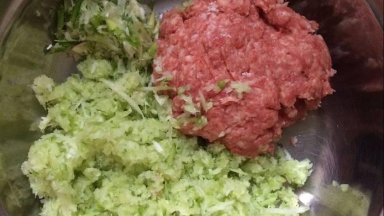 猪肉萝卜丸子,准备一个盆,将葱碎,萝卜碎,猪肉馅放入