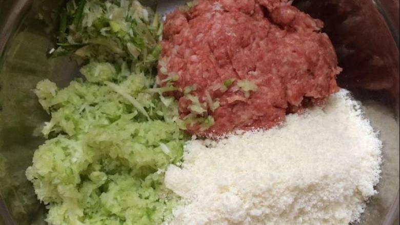 猪肉萝卜丸子,把馒头搓成末状,放入。