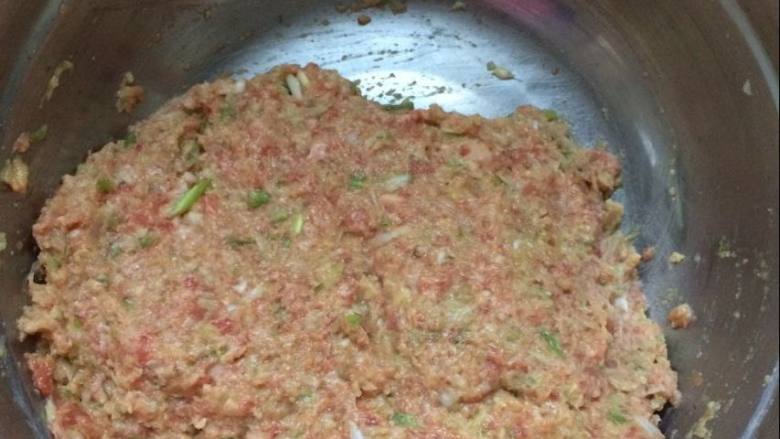 猪肉萝卜丸子,将所有食材搅拌均匀,备用。