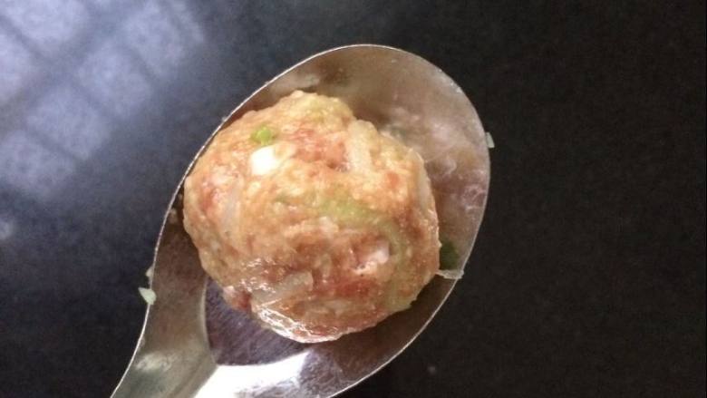 猪肉萝卜丸子,把调好的丸子馅,一个一个搓成圆形。