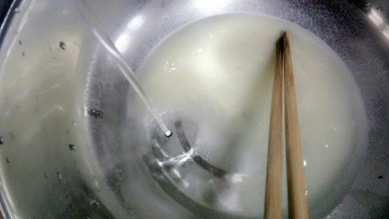 玉米面馒头,再放一些水,不要放多了,主要是稀释酵母水