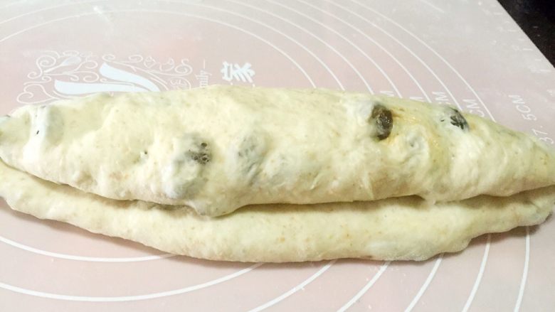 提子软欧包(中种法),沿椭圆形的长边对折