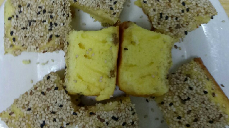 自制芝麻蛋糕,取出切成大小均等的小块，摆入盘中。