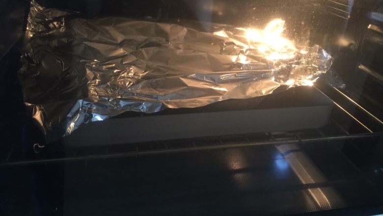 提子软欧包(中种法),上色后加盖锡纸,锡纸亮面朝上(因亮面是反射热量的,千万注意不要盖反了)我的一共烤了25分钟,温度有偏差,时间不固定,注意观察,烤至完全上色就好了