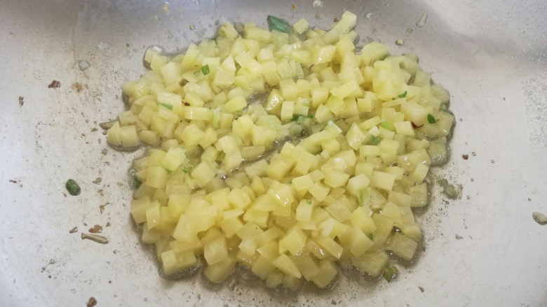 一碗面条+酱香土豆丁拌面,炒至土豆半成熟,微微有些透明。