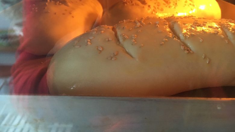 #最爱面包#椰蓉焦糖炼奶酱面包,烤箱预热180度烤约20分钟,出炉移出烤盘冷却,余温时密封保存