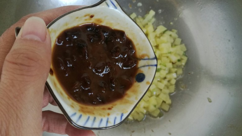 一碗面条+酱香土豆丁拌面,倒入大约20g<a style='color:red;display:inline-block;' href='/shicai/ 705'>豆瓣酱</a>,翻炒均匀。