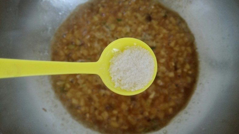 一碗面条+酱香土豆丁拌面,加入约1g食盐,翻炒均匀。
