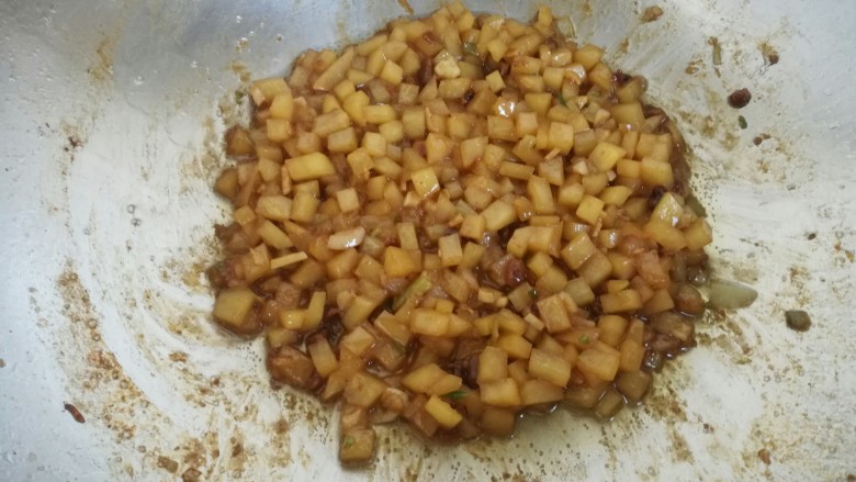 一碗面条+酱香土豆丁拌面,待汤汁有些收干,即可关火。