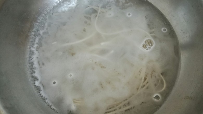 一碗面条+酱香土豆丁拌面,放入面条煮至没有硬芯,捞出过一遍凉水。