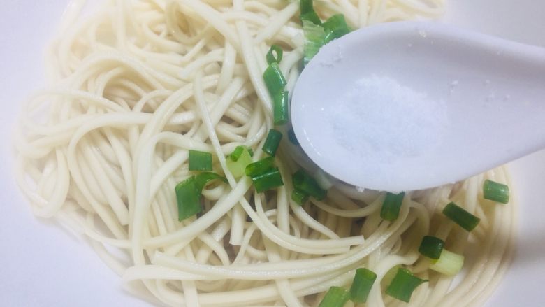 #一碗面条#红油椒香拌挂面,然后放一点点盐,反正这也没办法量,看手感