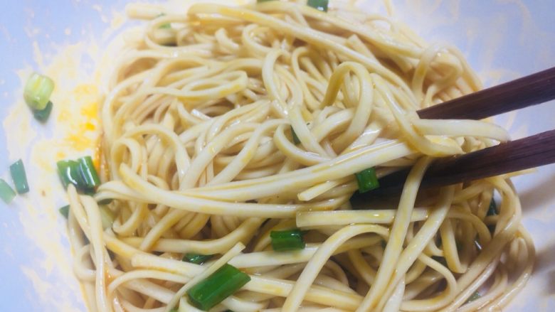 #一碗面条#红油椒香拌挂面,最后一小步,拿起你的筷子跟着我的节奏一起左拌右拌